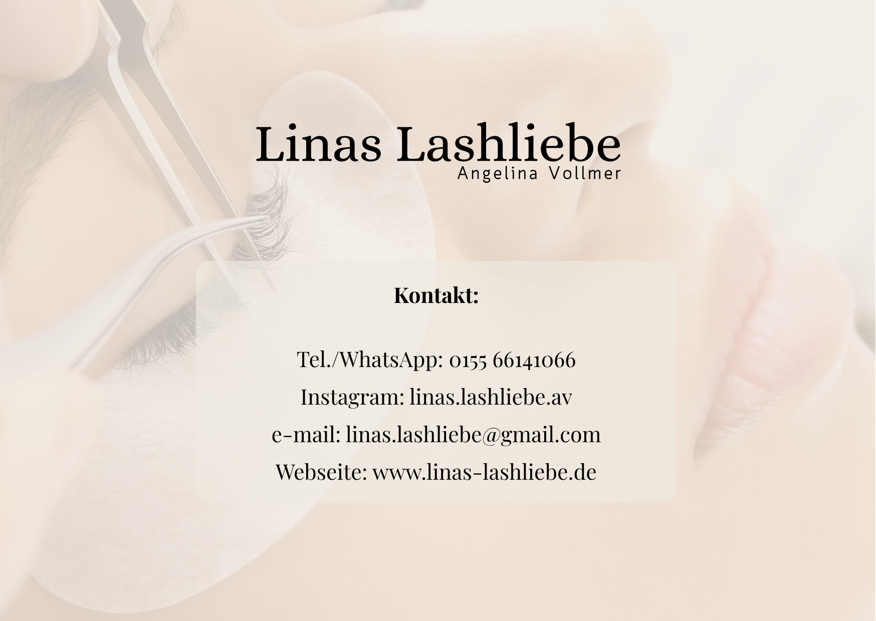 Rückseite des Linas Lashliebe-Gutscheins mit Kontaktdaten