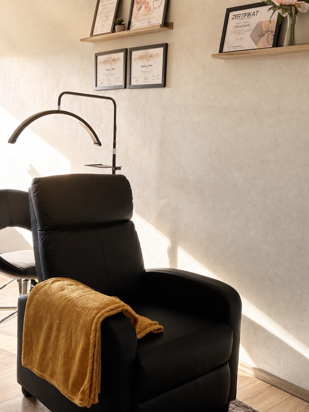 Eleganter Behandlungsplatz im Homestudio von Linas Lashliebe